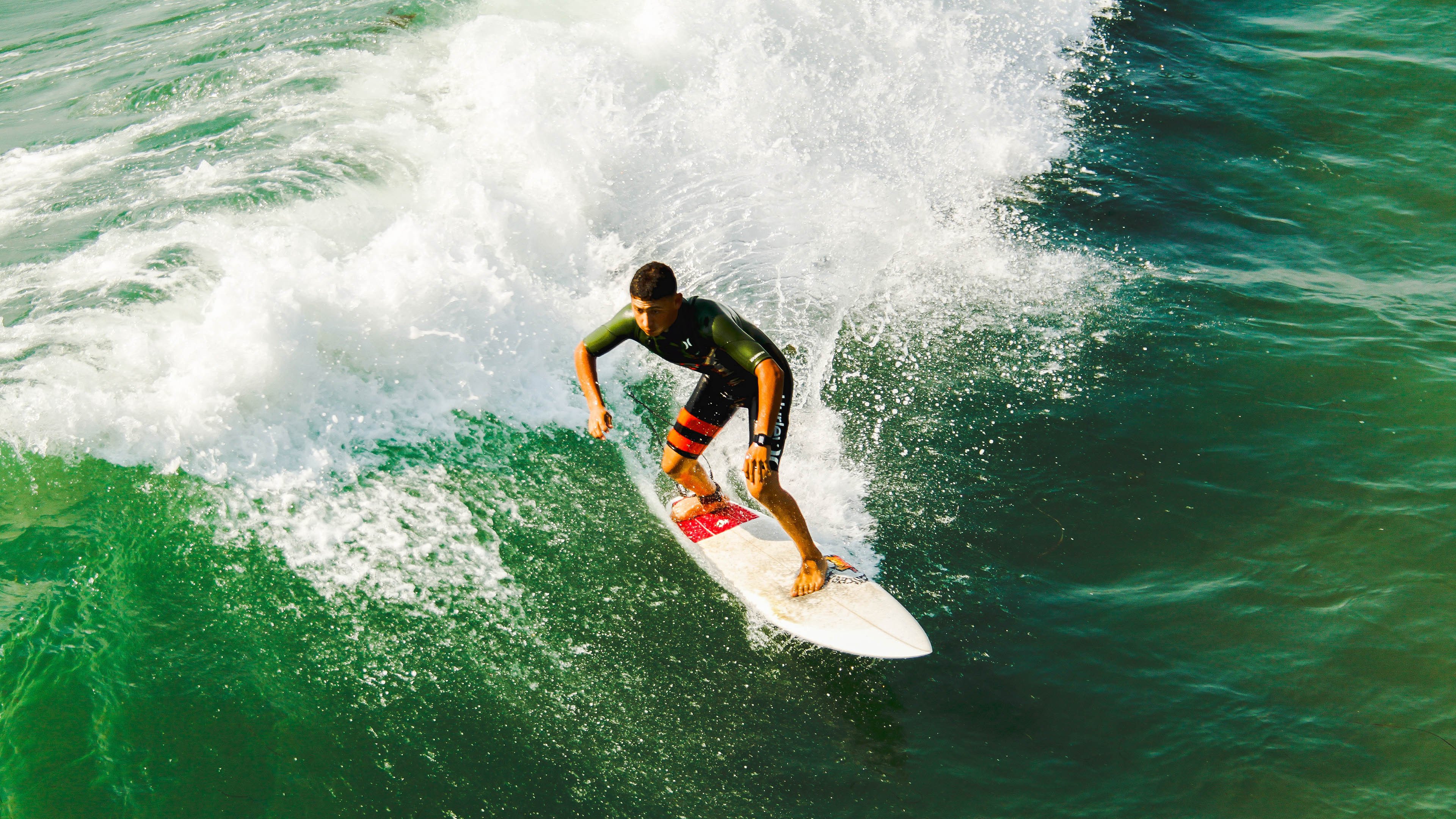 “激烈追逐:车队之间的巅峰对决”,激烈的追逐英语